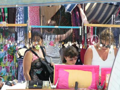 Angelika an einem Marktstand in Vinar&ograve;s
